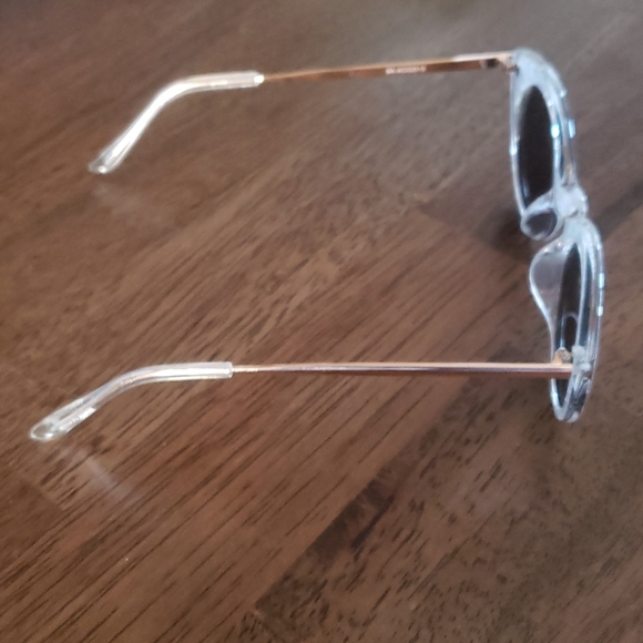 Sunglasses deal. Free pair with bundle over 75$!! - Picture 13 of 13